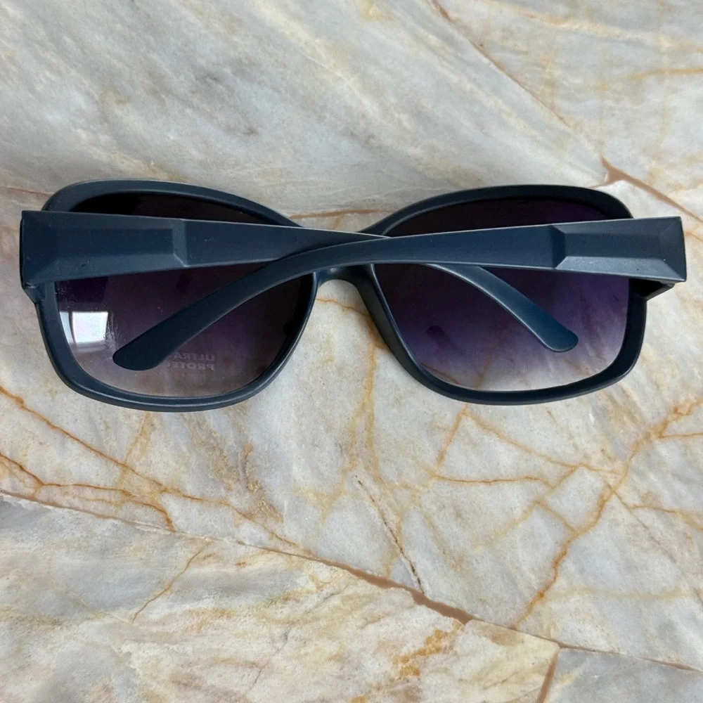 Women's Black Oversized Sunglasses‎ - UV Protection